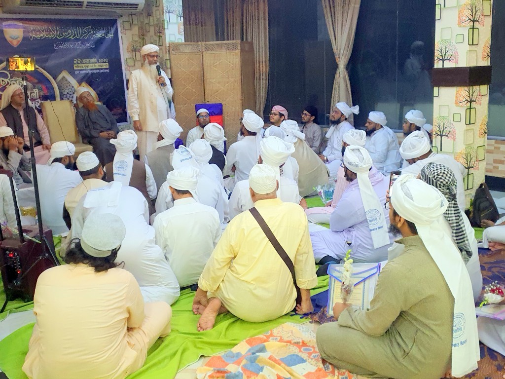 জ্ঞানগর্ভ আলোচনা পেশ করেন প্রধান মেহমান পীরে কামিল শাইখ আল্লামা ড. মুশতাক আহমাদ দা.বা.