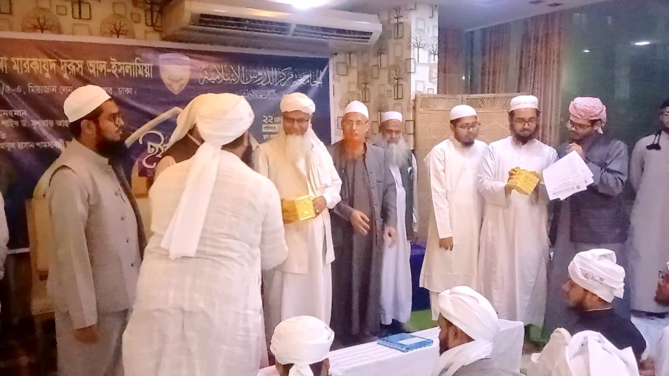 সারা বছর দারসে উপস্থিতির পুরস্কার নিচ্ছেন মাওলানা অলিউল্লাহ