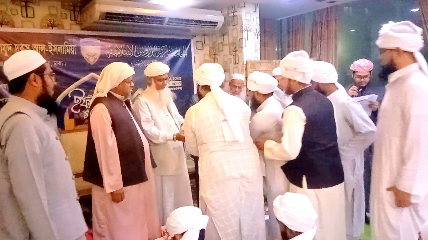 সকল শিক্ষার্থী প্রধান মেহমানকে হাদিয়া প্রদান করেন।