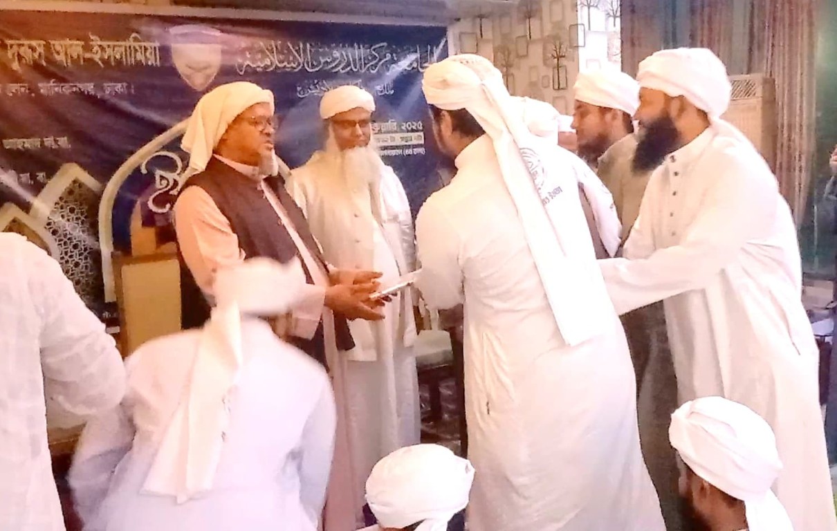 সকল শিক্ষার্থী মুহতামিম সাহেবকে মূল্যবান বই হাদিয়া প্রদান করেন।