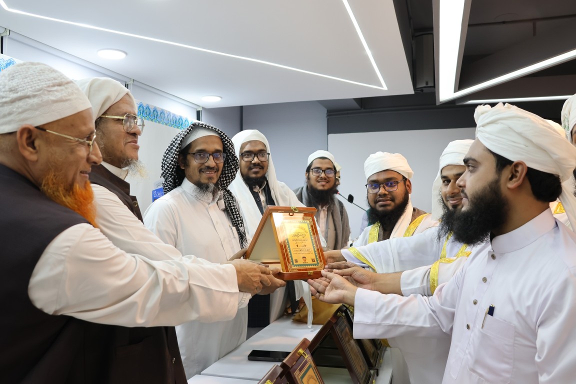 ফারেগীনদের পক্ষ থেকে প্রধান মেহমানকে সম্মাননা ক্রেস্ট প্রদান