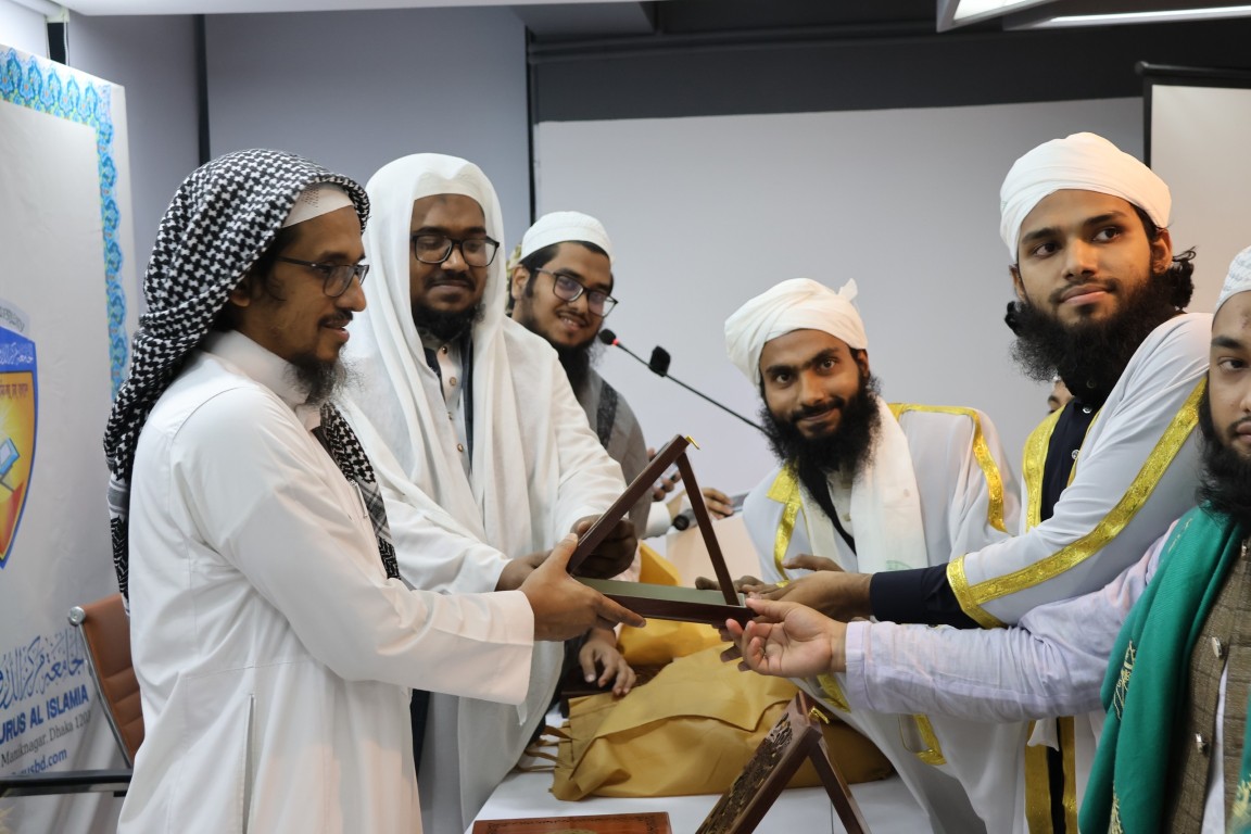 ফারেগীনদের পক্ষ থেকে মুফতী আজমল নাবীল সাহেব হুযুরকে সম্মাননা ক্রেস্ট প্রদান