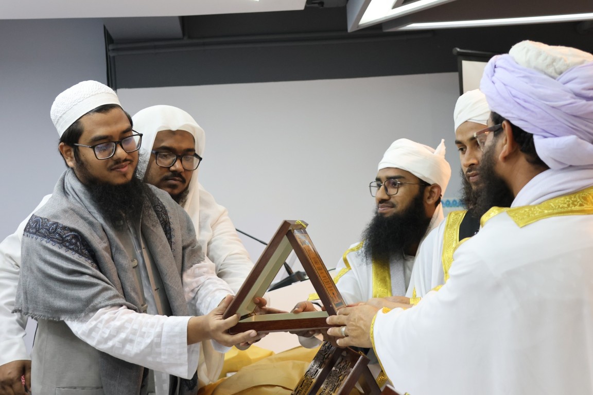 ফারেগীনদের পক্ষ থেকে মুফতী ফাইয়াজ সাহেব হুযুরকে সম্মাননা ক্রেস্ট প্রদান