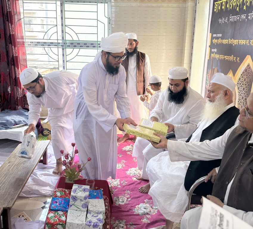 বার্ষিক পরীক্ষায় দ্বিতীয় স্থান অর্জনের পুরস্কার গ্রহণ করেন মাওলানা শহীদুল ইসলাম