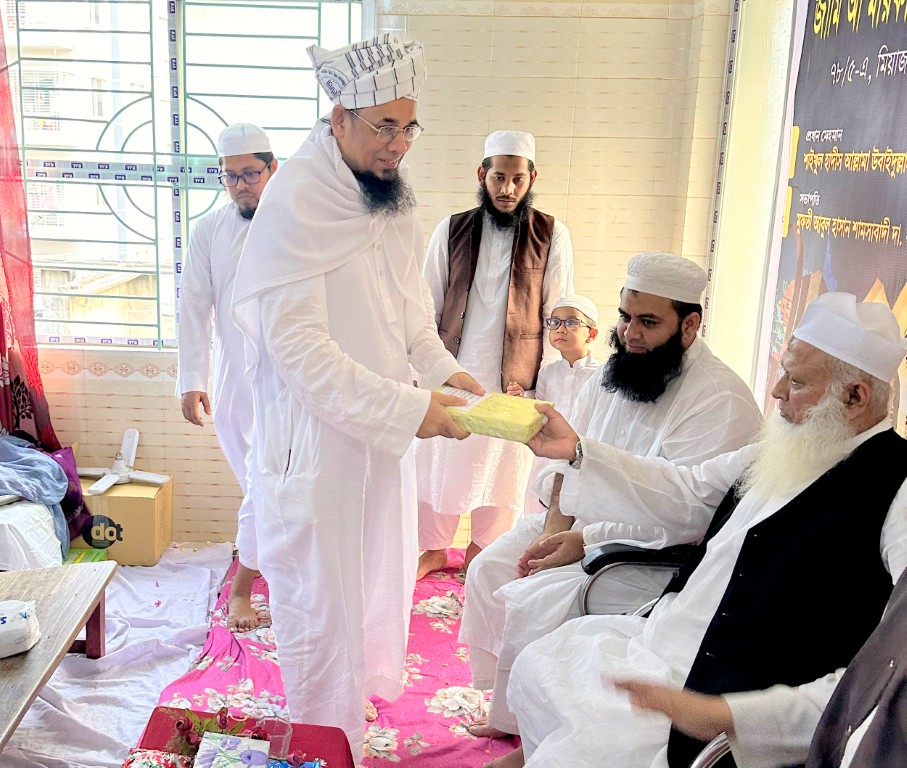 বার্ষিক পরীক্ষায় প্রথম স্থান অর্জনের পুরস্কার গ্রহণ করেন মাওলানা মুফিজুল ইসলাম
