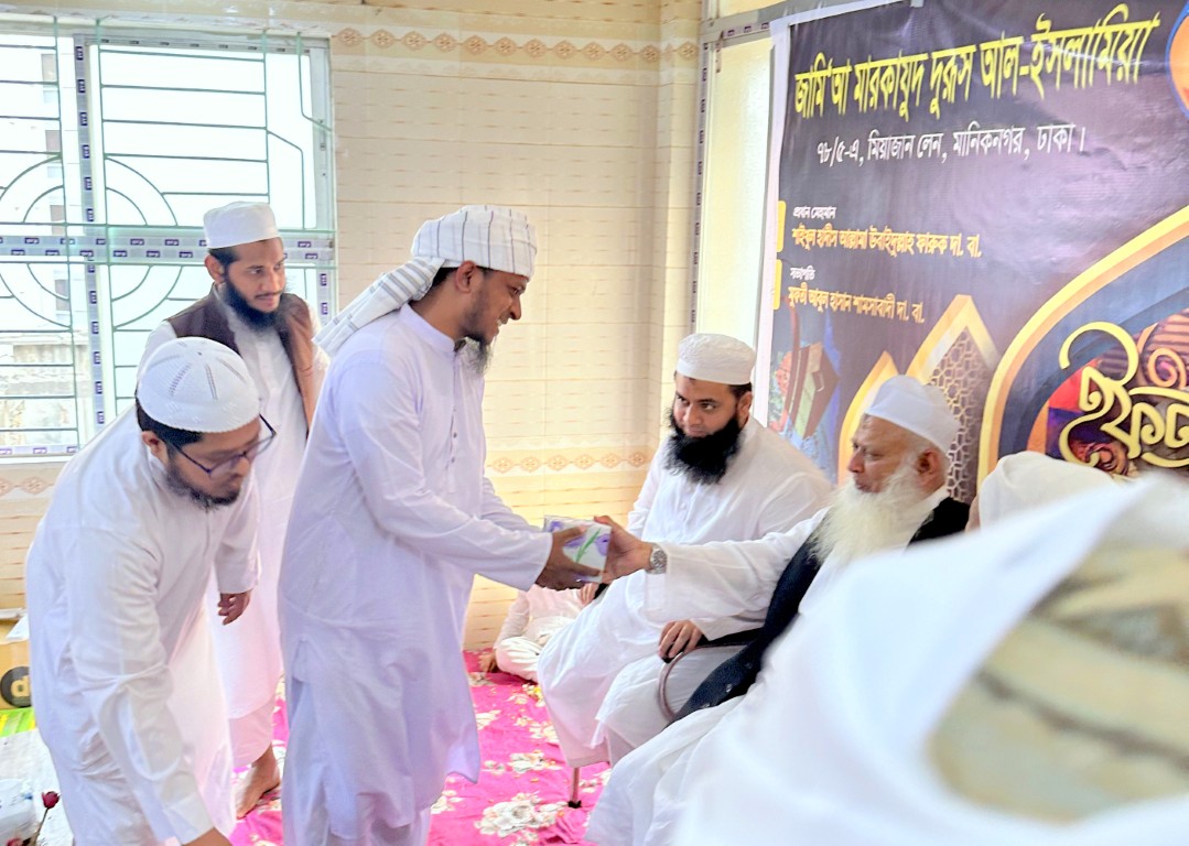 মোট ১০জনকে সারা বছর দারসে উপস্থিতির পুরস্কার প্রদান করা হয়। যাদের অন্যতম ছিলেন মাওলানা দেলাওয়ার হোসাইন হুযাইফি। তিনি তামরীনে ইফতাতেও পারদর্শী মাশা আল্লাহ।