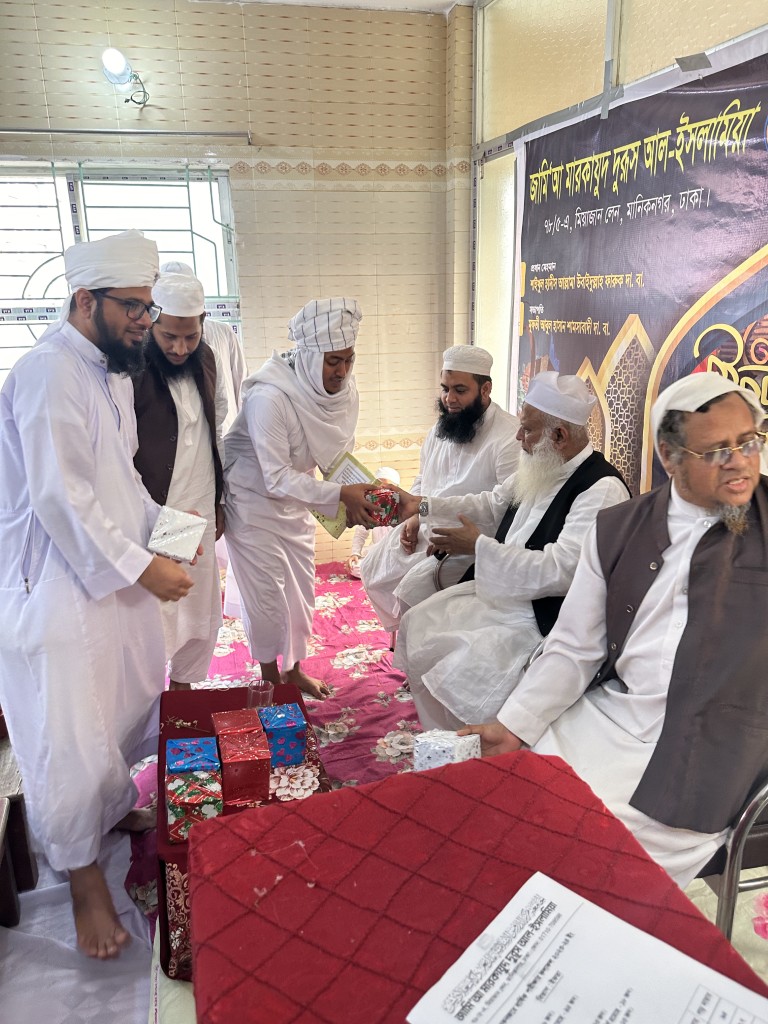 বার্ষিক পরীক্ষায় তৃতীয় স্থান অর্জনের পুরস্কার গ্রহণ করেন মাওলানা ফজলুল করীম