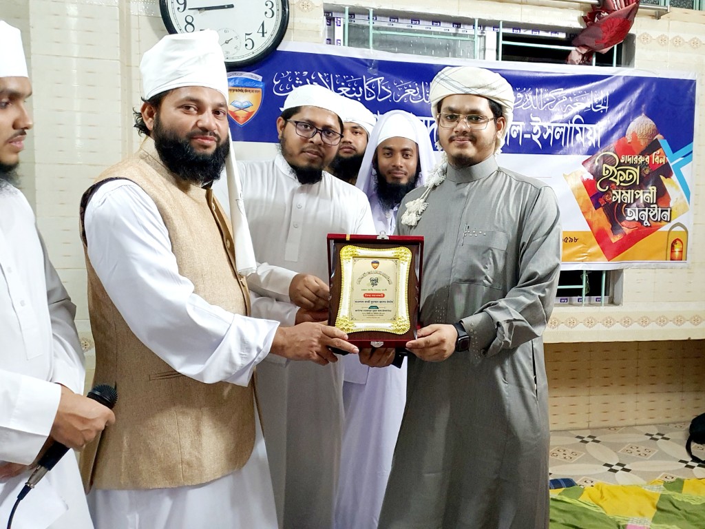 নাযিম মুফতি সাঈদ আল হাসানকে সম্মাননা ক্রেস্ট প্রদান