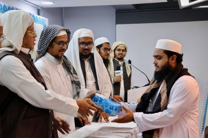 বার্ষিক পরীক্ষায় ১ম স্থান অর্জনের পুরস্কার গ্রহণ করছেন মাওলানা শাব্বির আহমাদ।