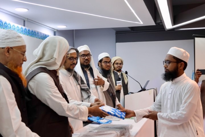 বার্ষিক পরীক্ষায় ২য় স্থান অর্জনের পুরস্কার গ্রহণ করছেন মাওলানা শাব্বির হুসাইন।